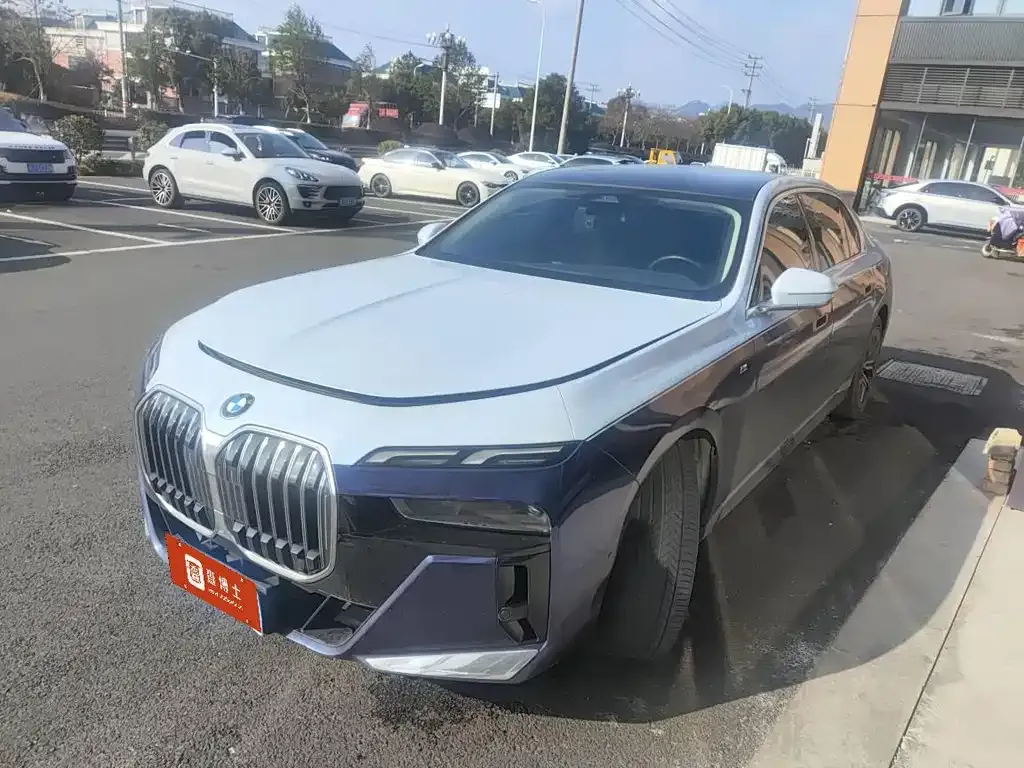 BMW 7 Series — фото 1