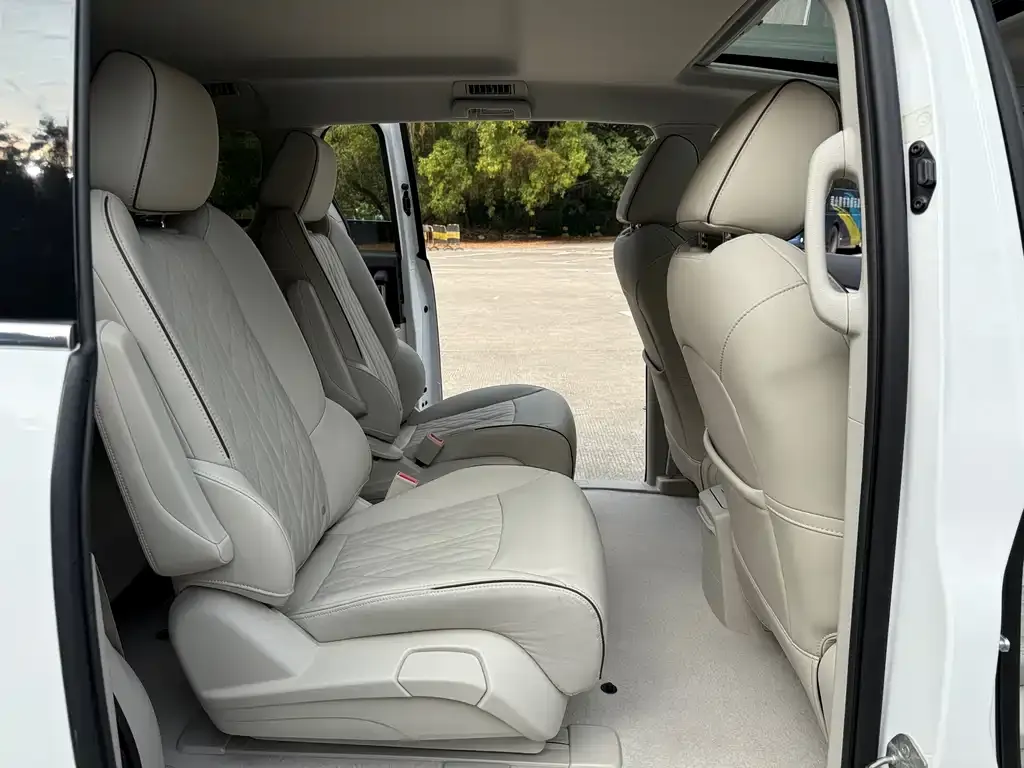 Buick GL8 2022 из CN, фото 2