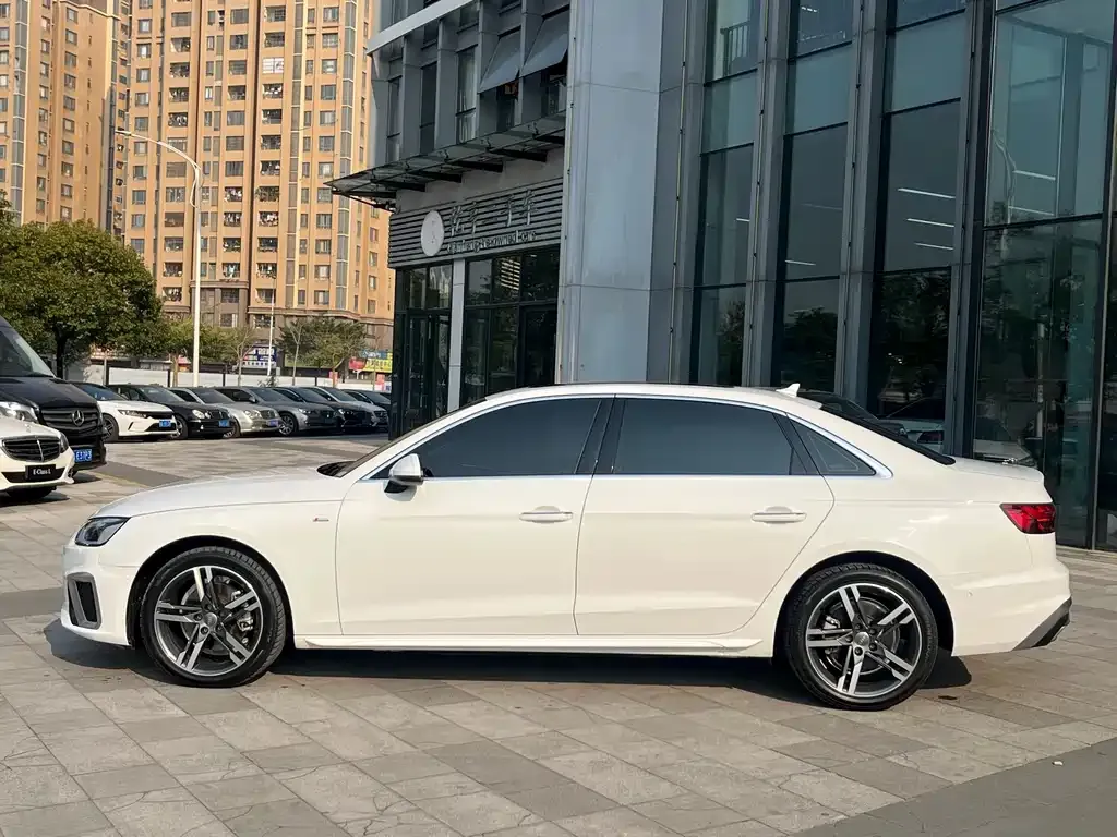 Audi A4L 2021 из CN, фото 8