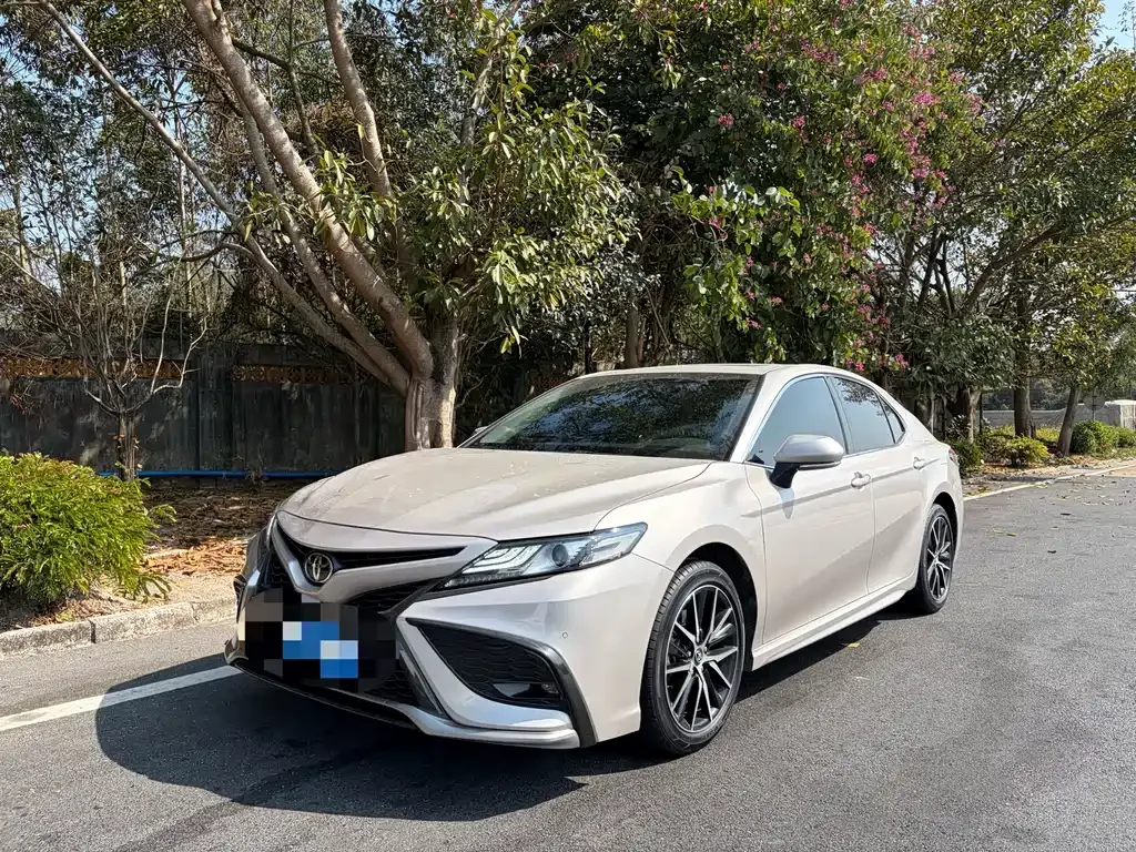 Toyota Camry — фото 1