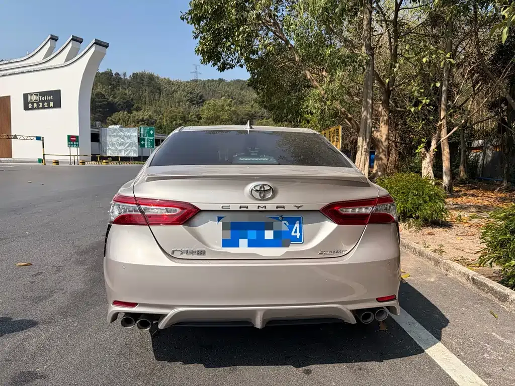 Toyota Camry — фото 2