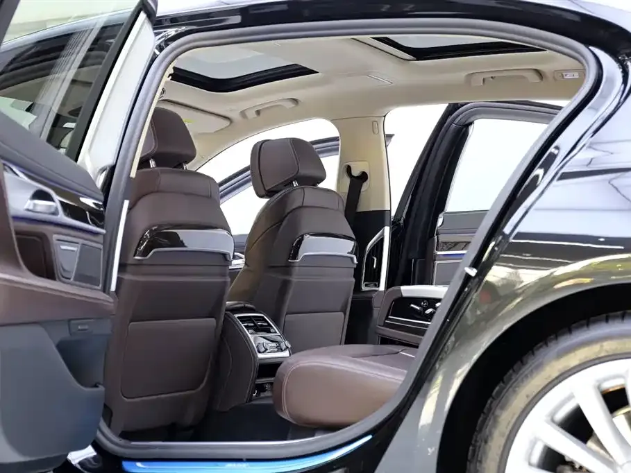 BMW 7 Series 2021 из CN, фото 9