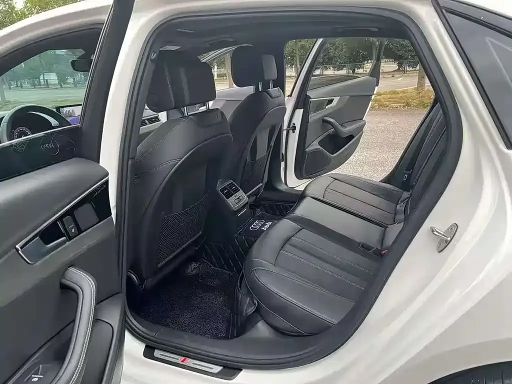 Audi A4L 2023 из CN, фото 3
