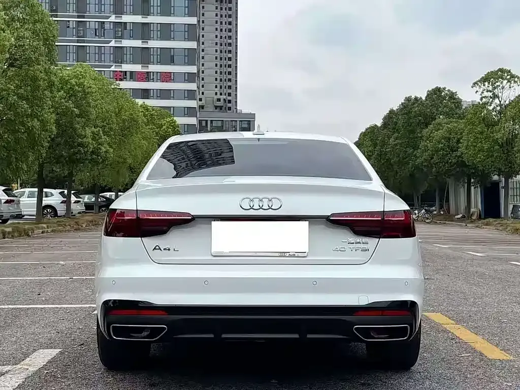 Audi A4L 2023 из CN, фото 4