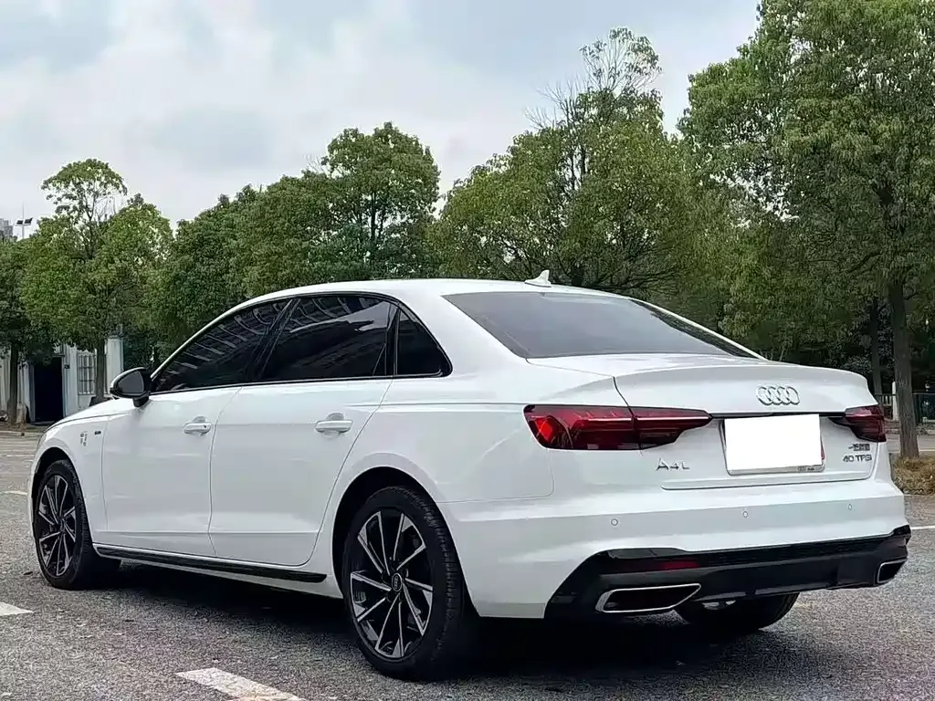 Audi A4L 2023 из CN, фото 2