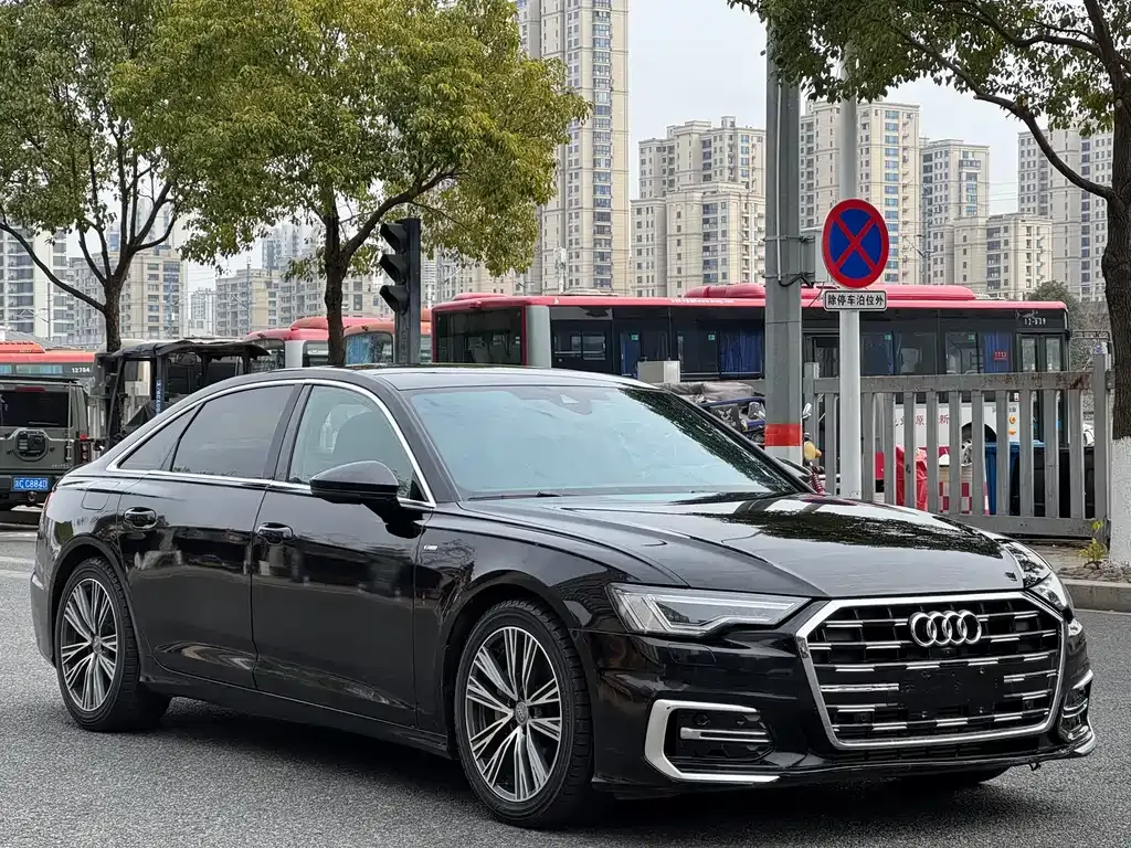 Audi A6L — фото 1