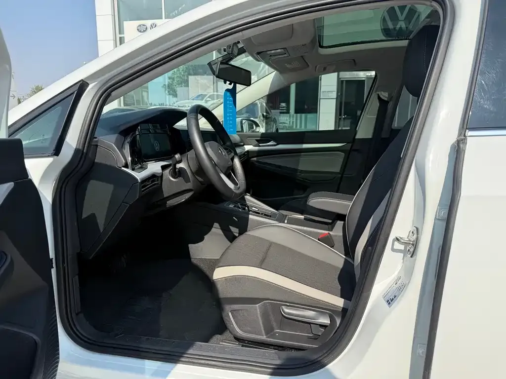 Volkswagen Golf 2024 из CN, фото 8