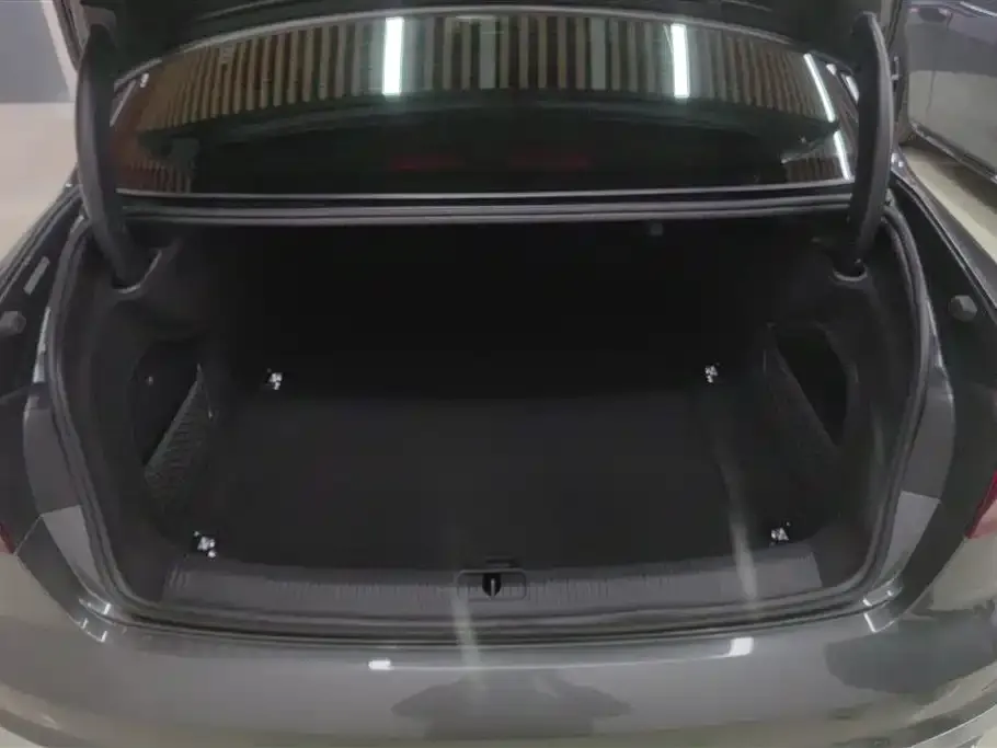 Audi A4L 2021 из CN, фото 2