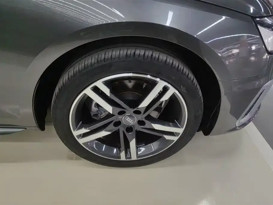 Audi A4L 2021 из CN, фото 4