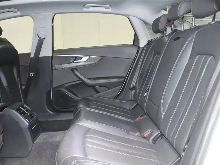 Audi A4L 2022 из CN, фото 10
