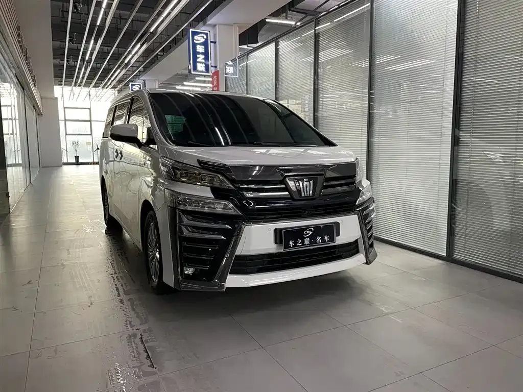 Toyota Vellfire — фото 1