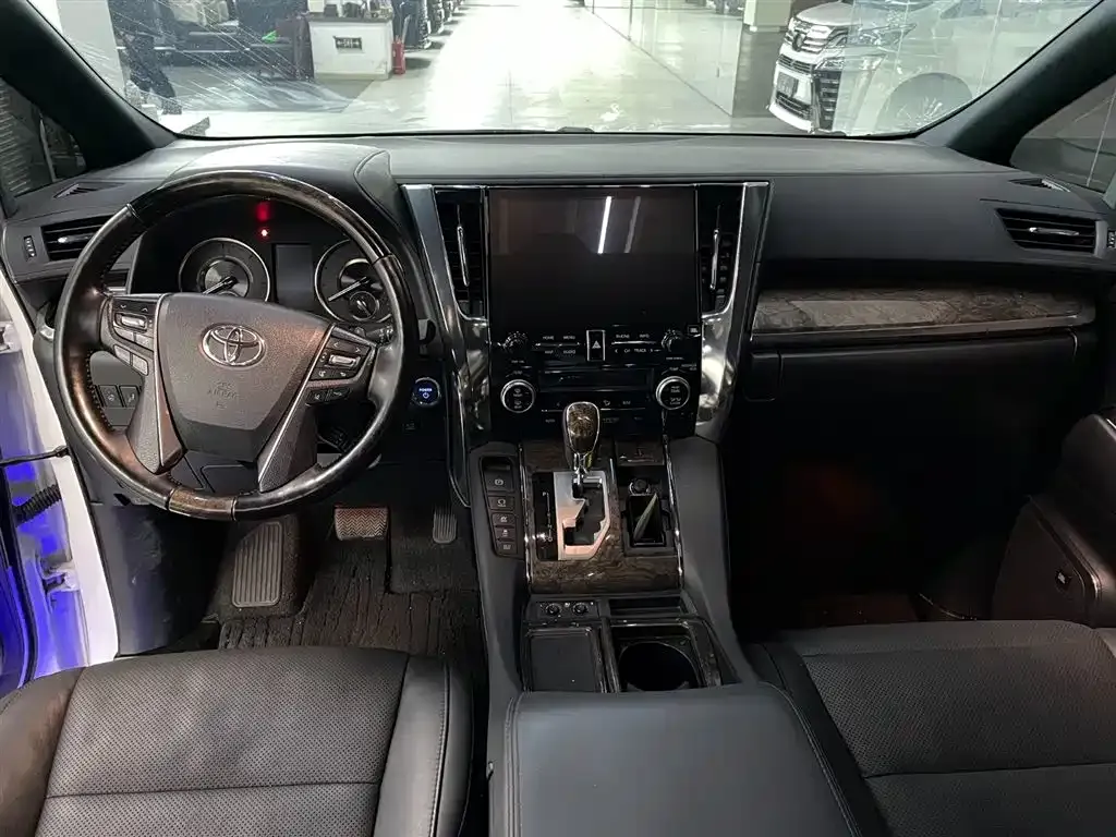 Toyota Vellfire — фото 6