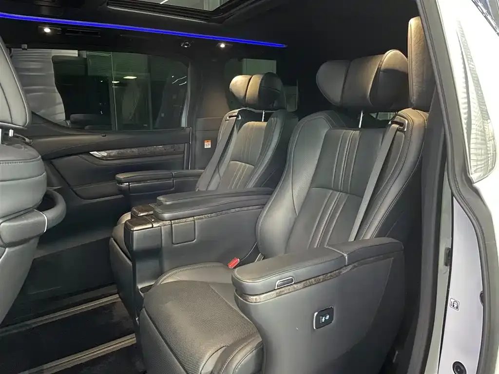Toyota Vellfire — фото 10