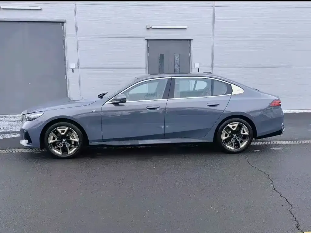 BMW 5 Series 2025 из CN, фото 9