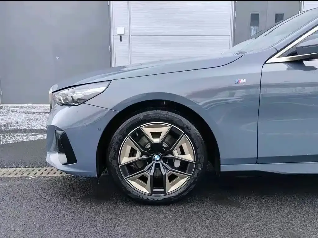 BMW 5 Series 2025 из CN, фото 8