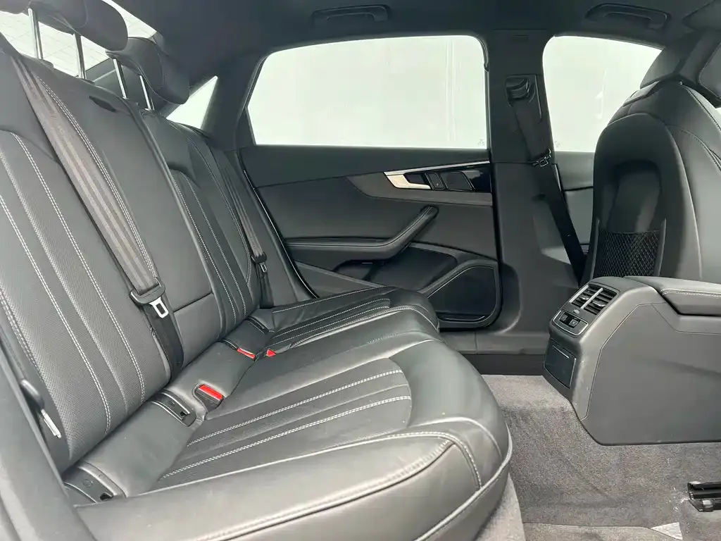Audi A4L 2023 из CN, фото 7