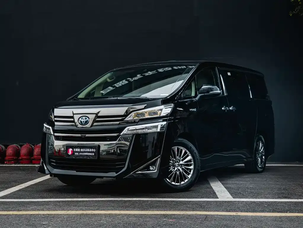 Toyota Alphard — фото 1