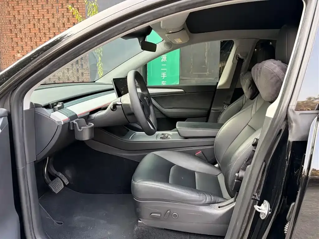 Tesla Model Y — фото 8