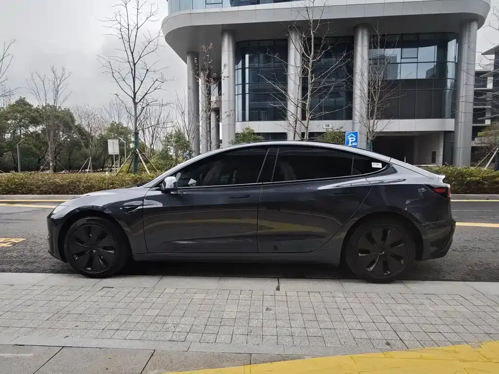 Tesla Model 3 — фото 9