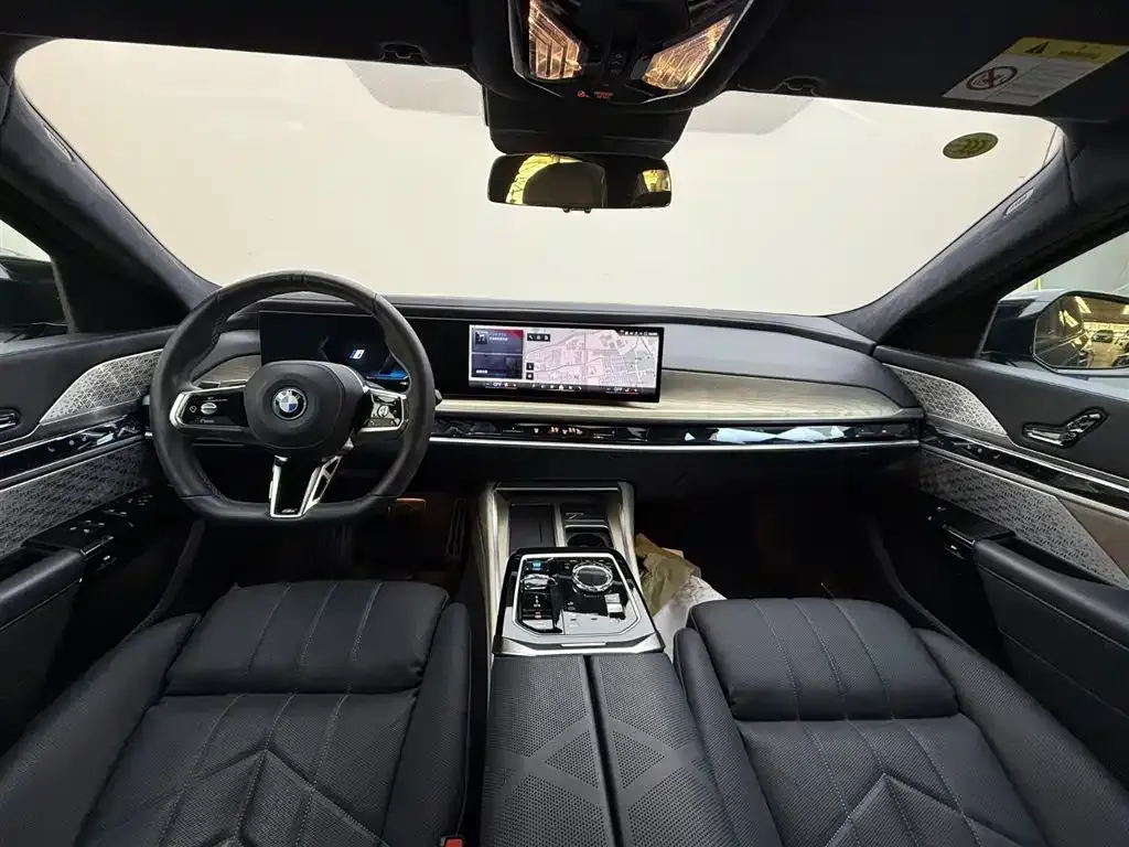 BMW i7 M70L 2024 из CN, фото 8