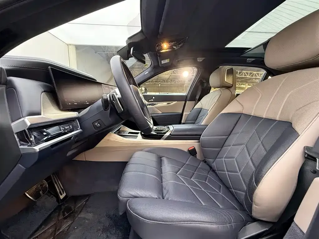 BMW i7 M70L 2024 из CN, фото 4