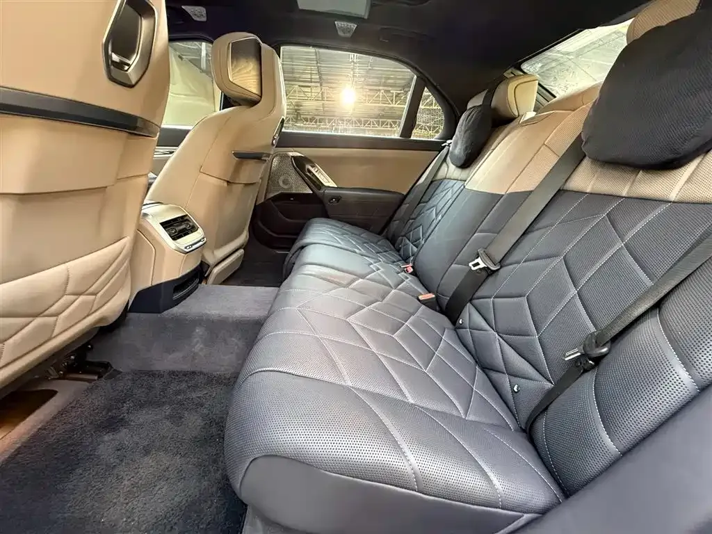 BMW i7 M70L 2024 из CN, фото 10