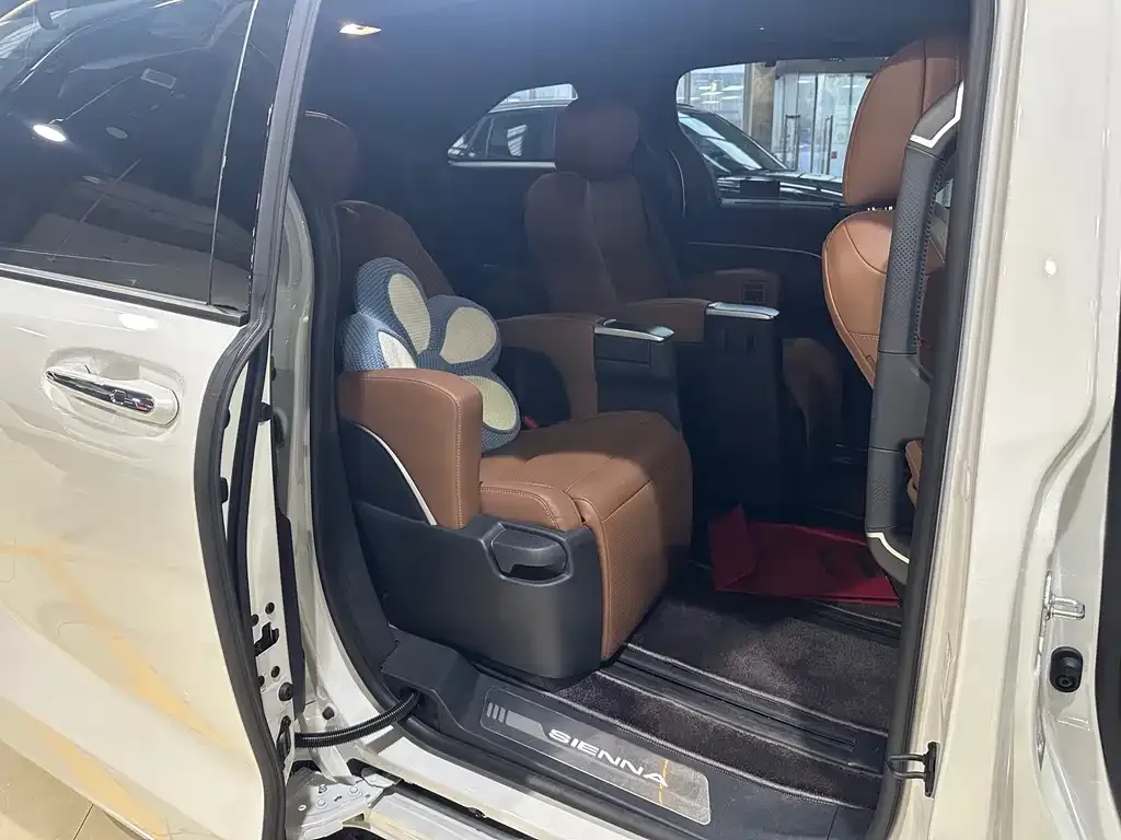 Toyota Sienna 2025 из CN, фото 2