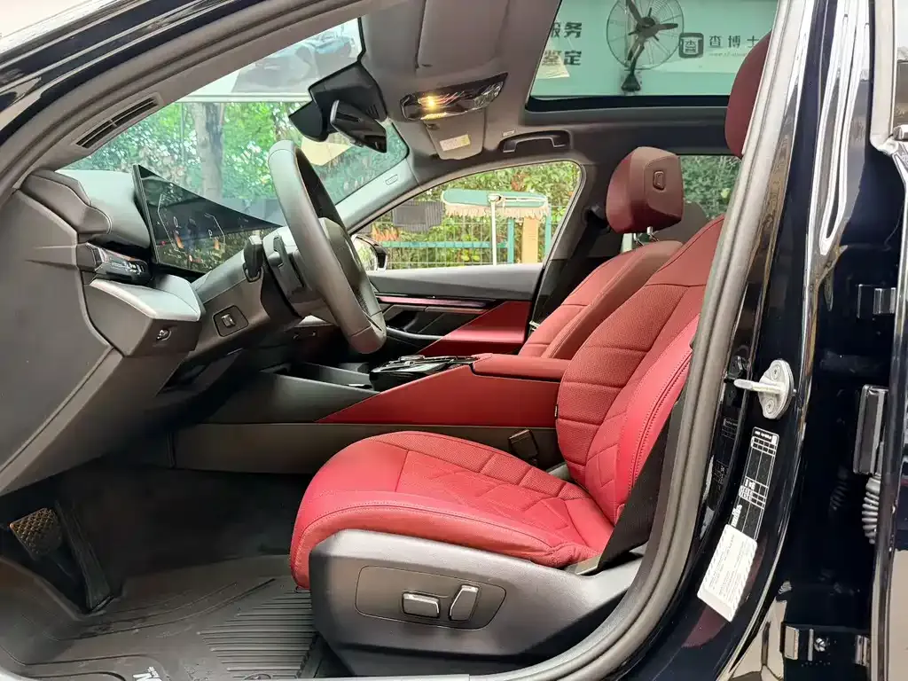 BMW 5 Series 2025 из CN, фото 8