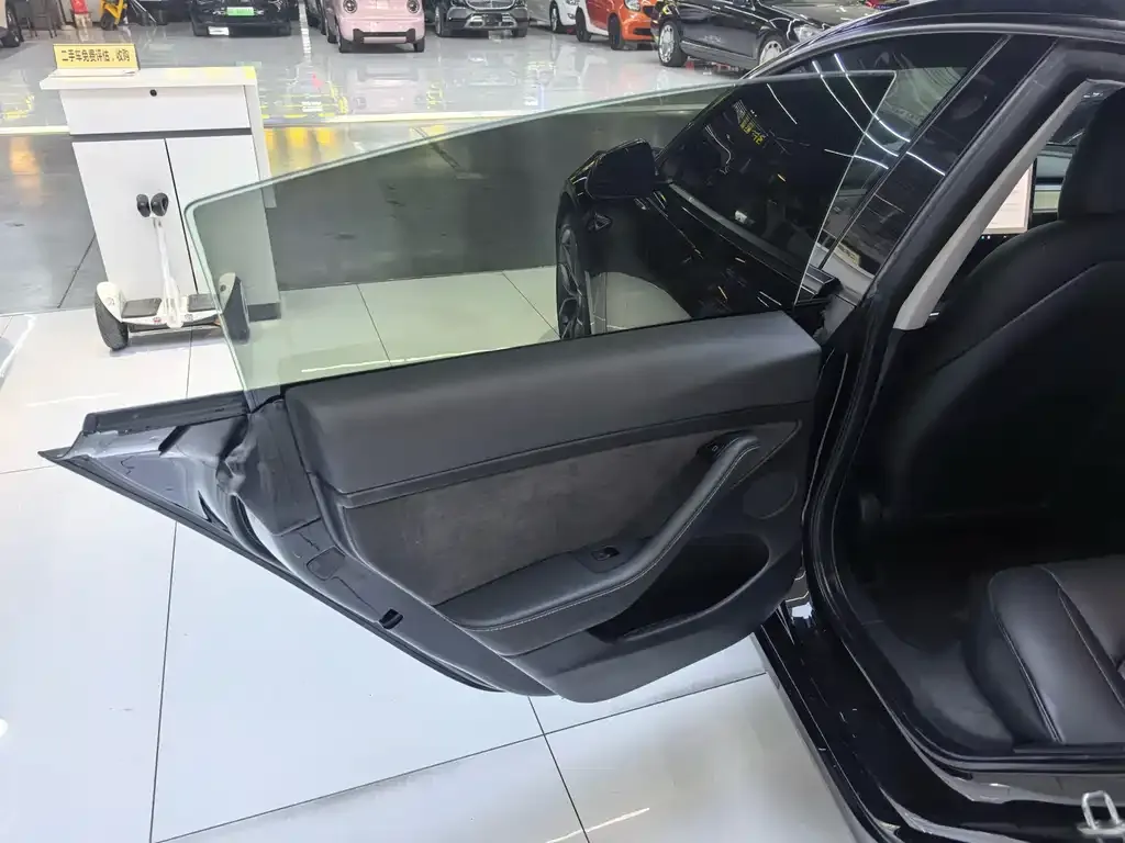 Tesla Model 3 — фото 9