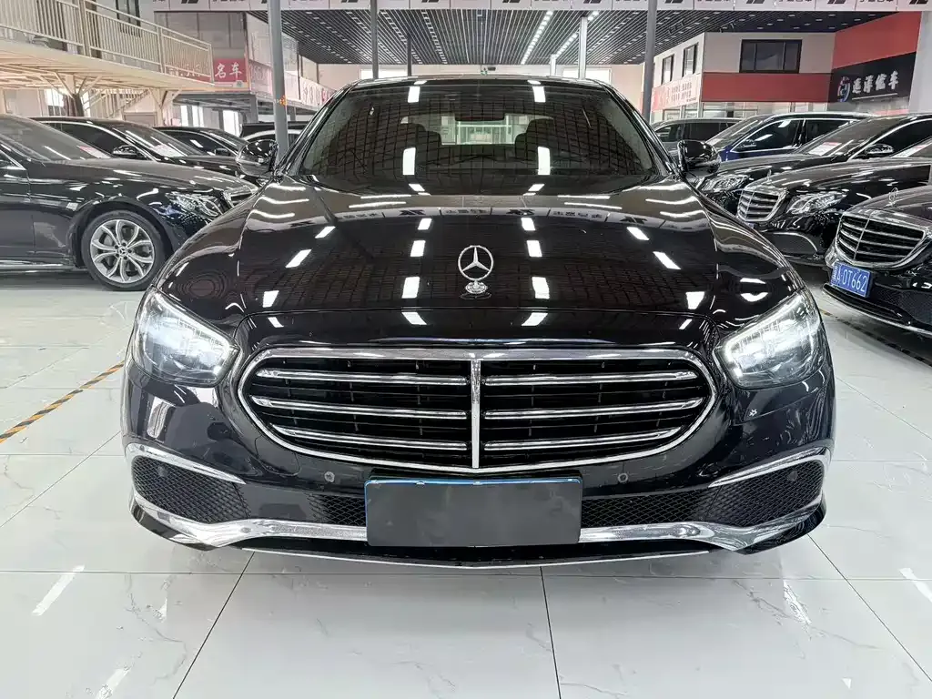 Mercedes-Benz E-Class — фото 1