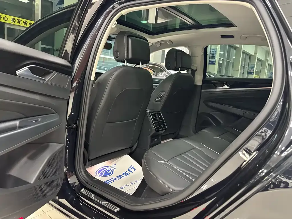 Volkswagen Passat 2023 из CN, фото 2