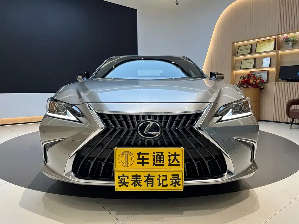 Lexus ES — фото 1