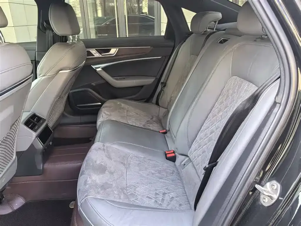 Audi A6L 2023 из CN, фото 2