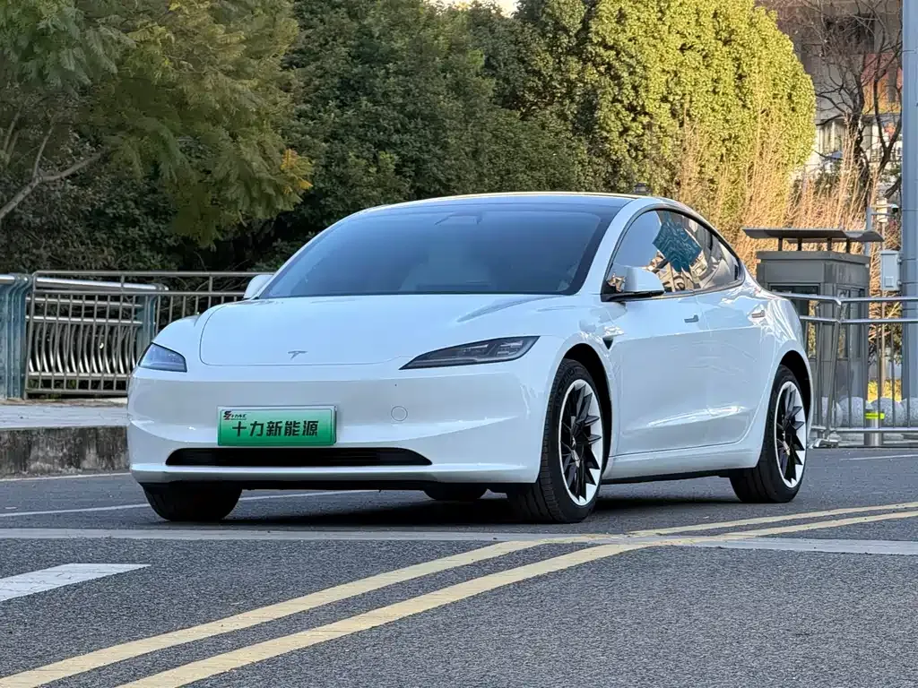 Tesla Model 3 — фото 1