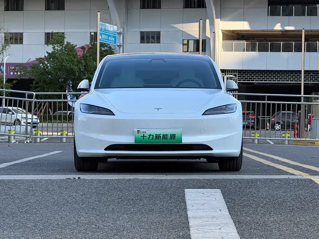 Tesla Model 3 — фото 10