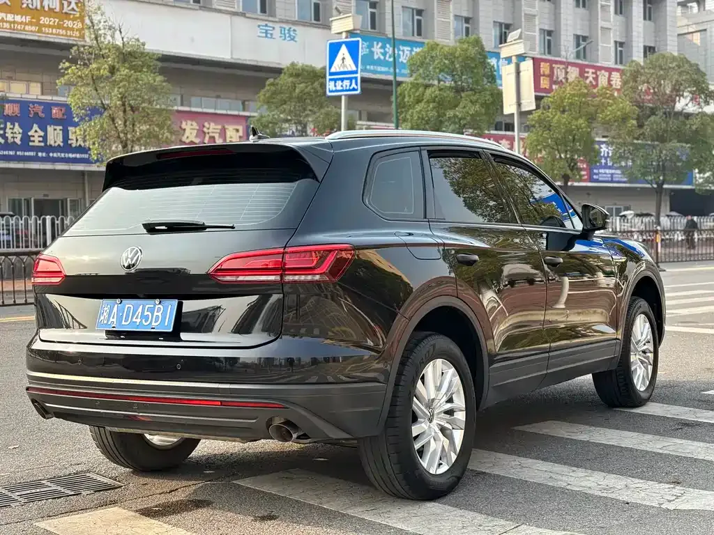 Volkswagen Touareg — фото 8