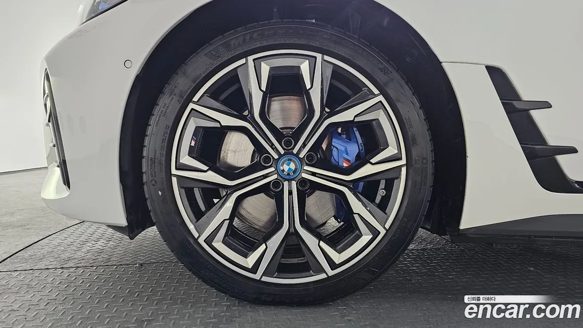BMW i4 — фото 10