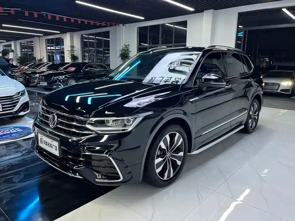 Volkswagen Tiguan L — фото 1