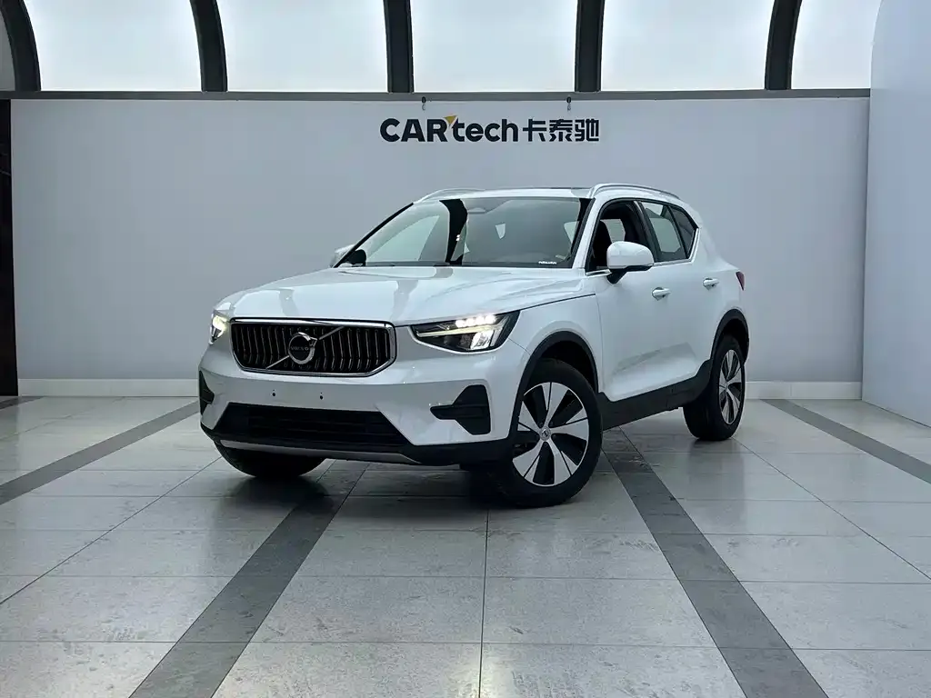 Volvo XC40 — фото 1