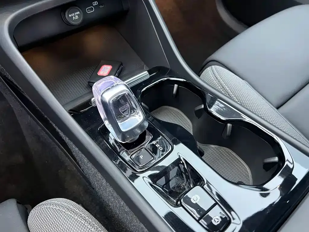 Volvo XC40 — фото 10