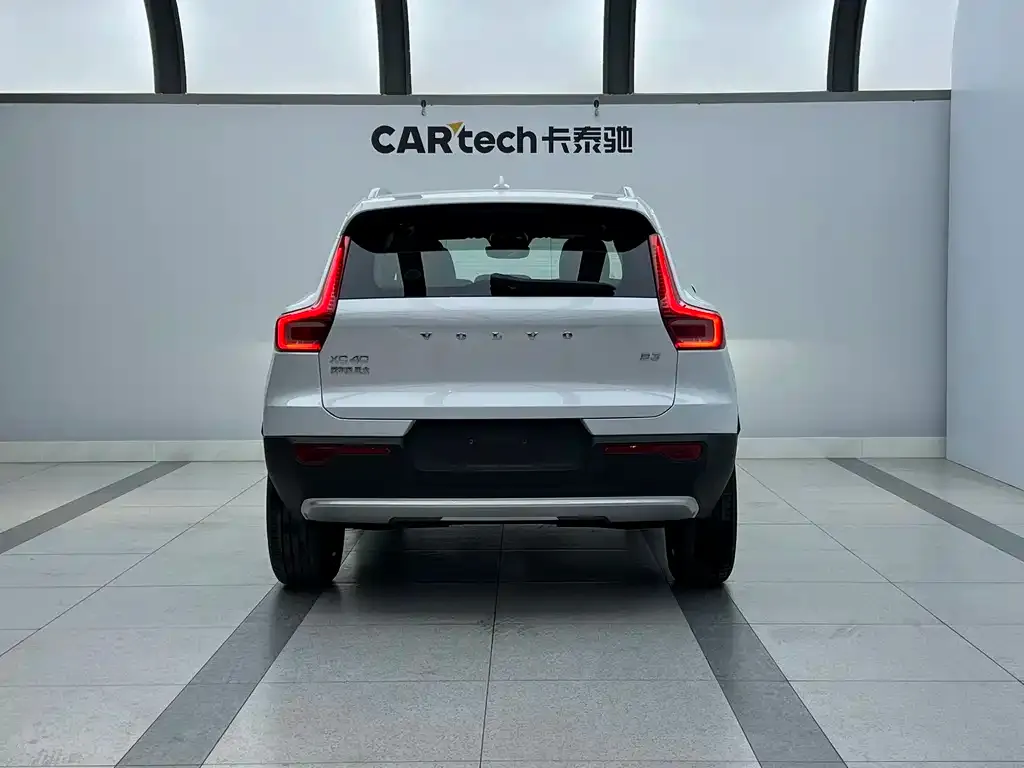 Volvo XC40 — фото 9