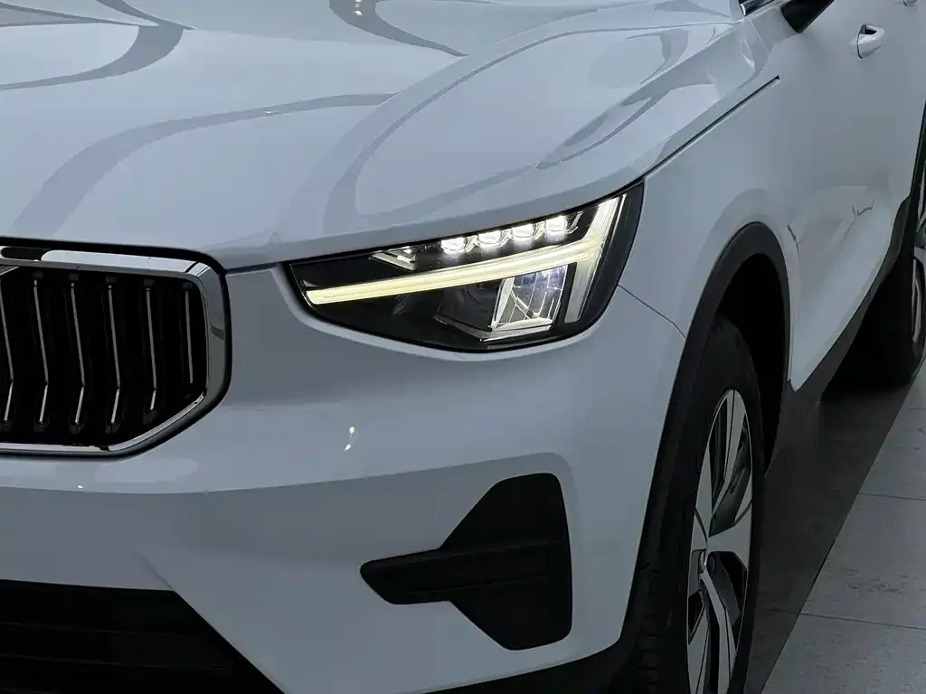 Volvo XC40 — фото 8