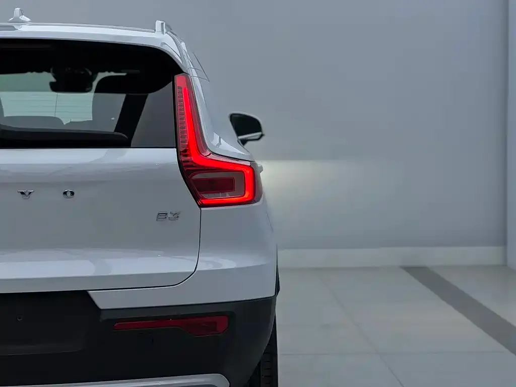 Volvo XC40 — фото 3