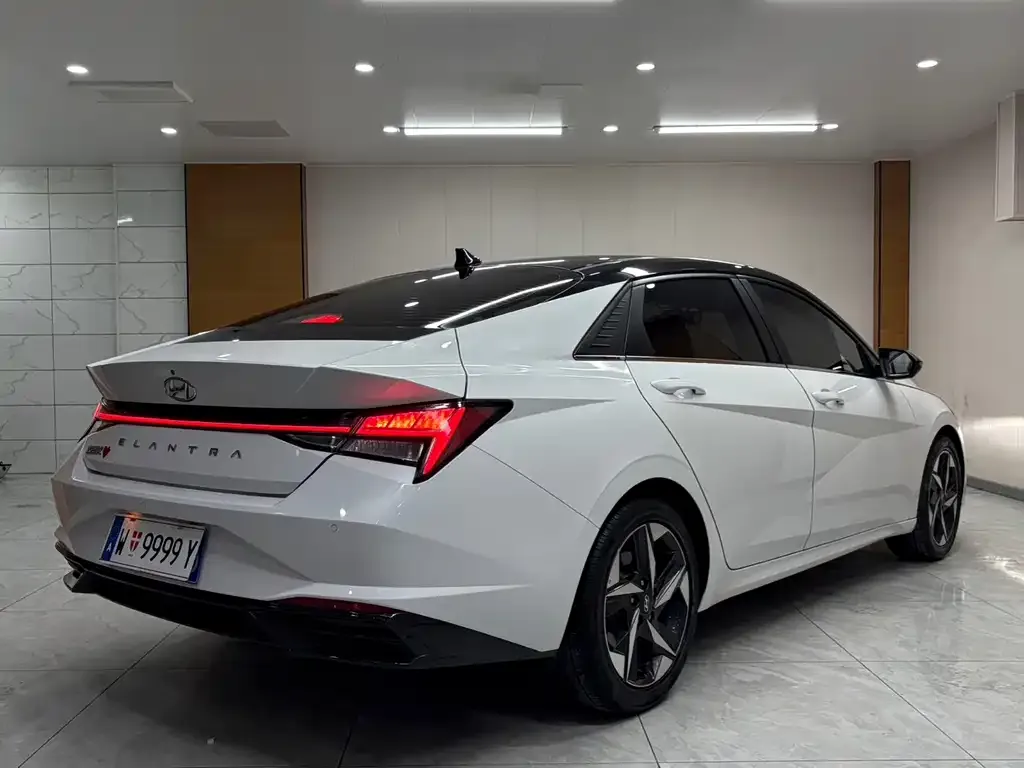 Hyundai Elantra — фото 5