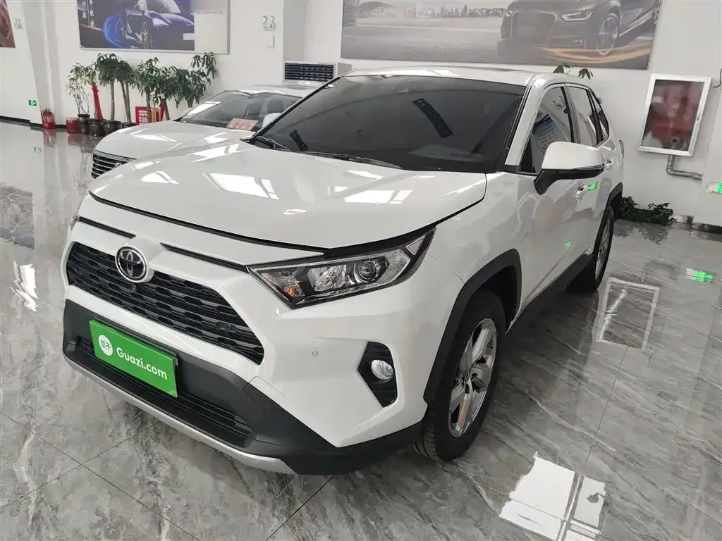 Toyota RAV4 — фото 1