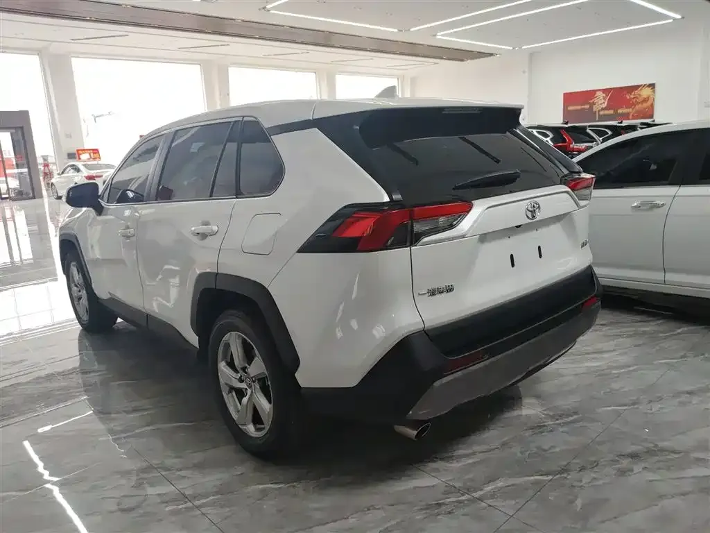 Toyota RAV4 — фото 6