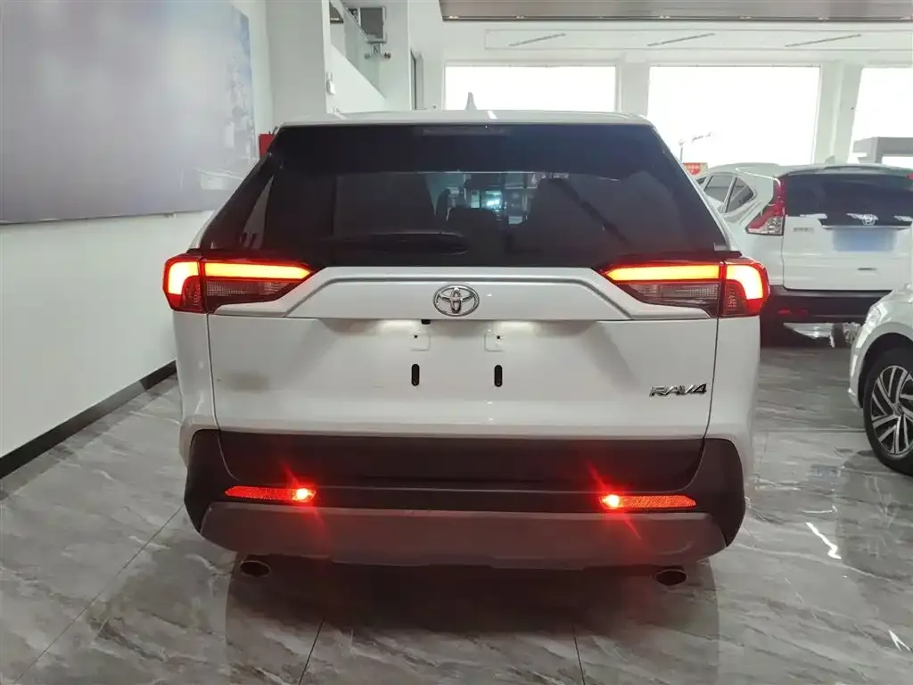 Toyota RAV4 — фото 3