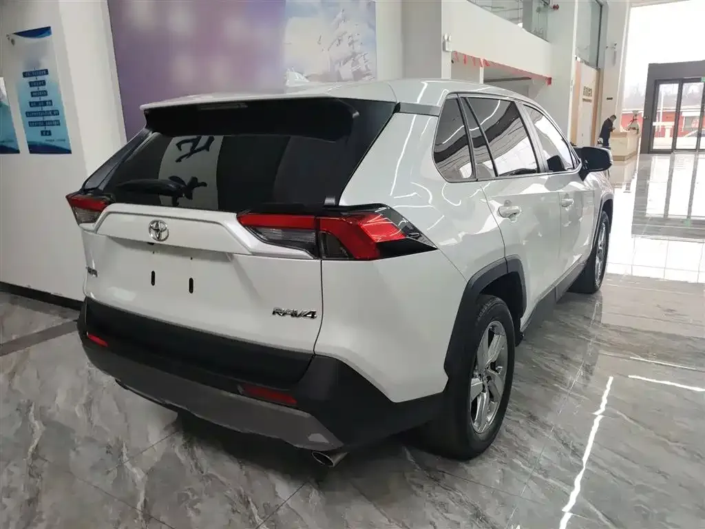 Toyota RAV4 — фото 4