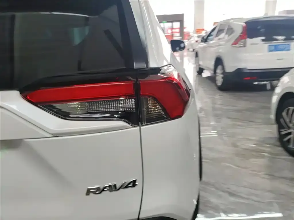 Toyota RAV4 — фото 2