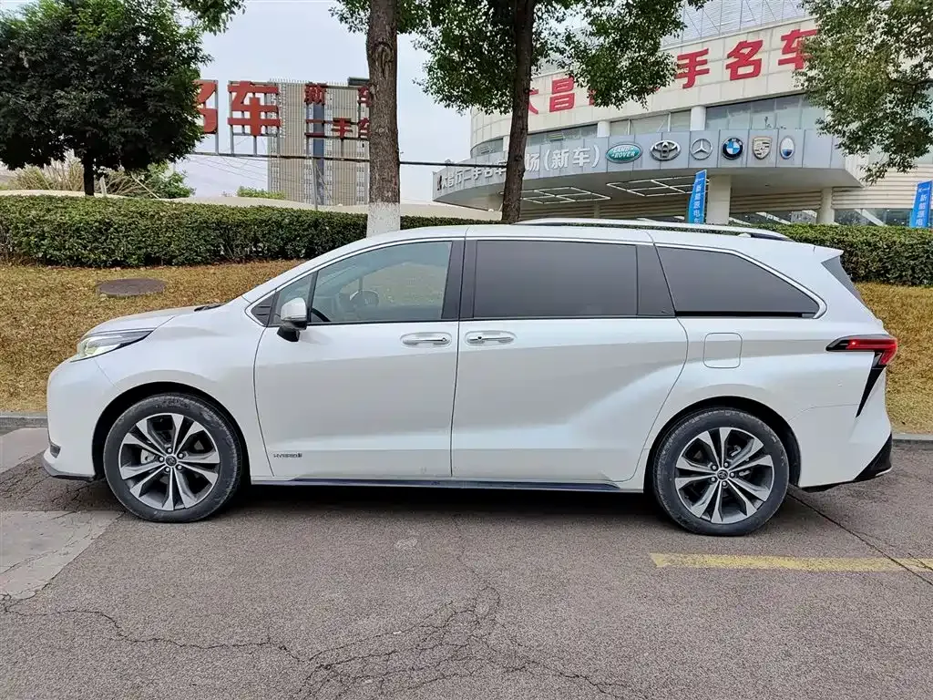 Toyota Granvia 2023 из CN, фото 10